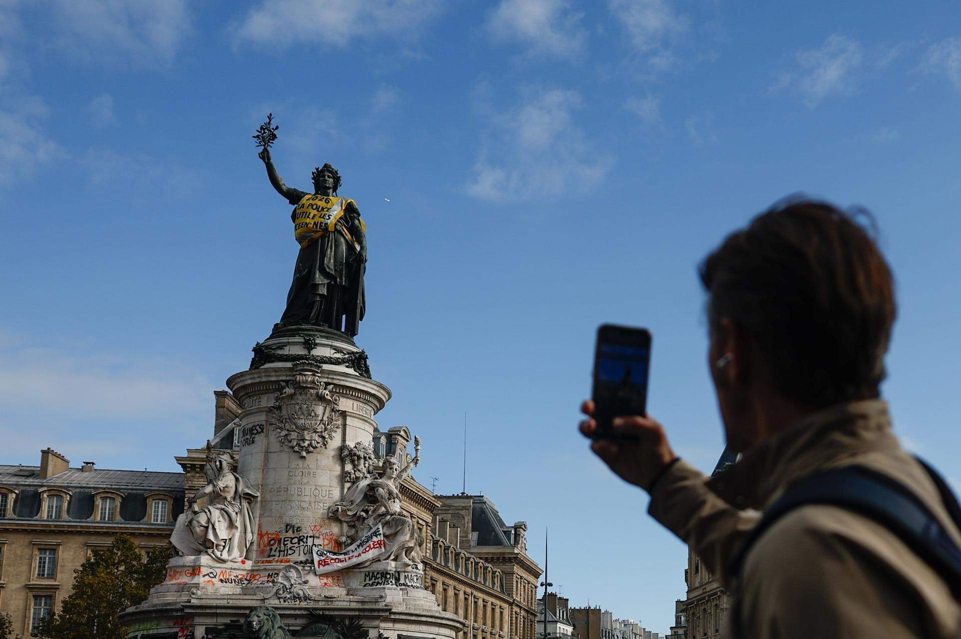 França, commocionada per una jornada de violència que deixa un mort, centenars de ferits i 1.800 detinguts