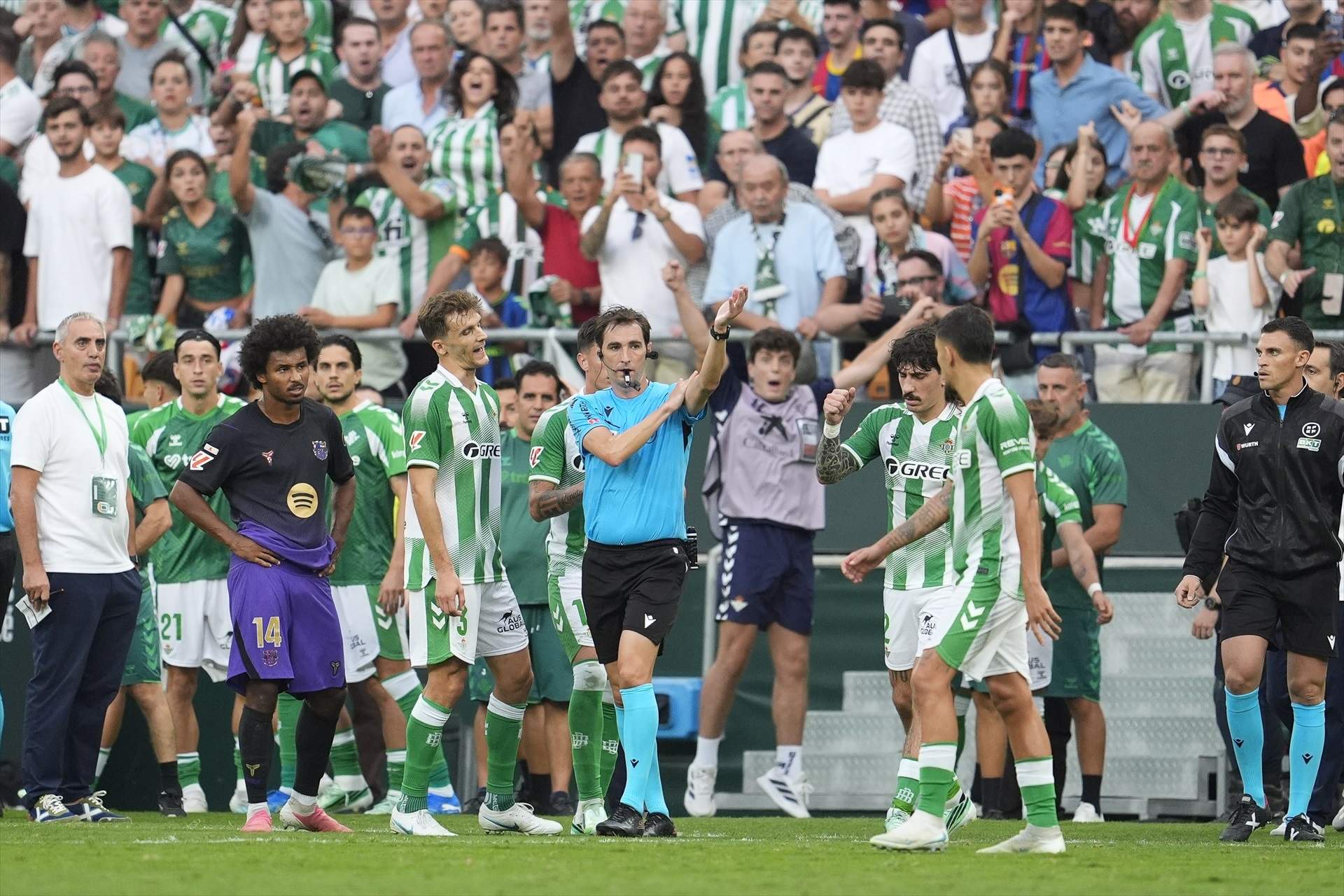 L'àudio del VAR que destapa el motiu del gol anul·lat al Betis: "El Barça mai té el control de la pilota"
