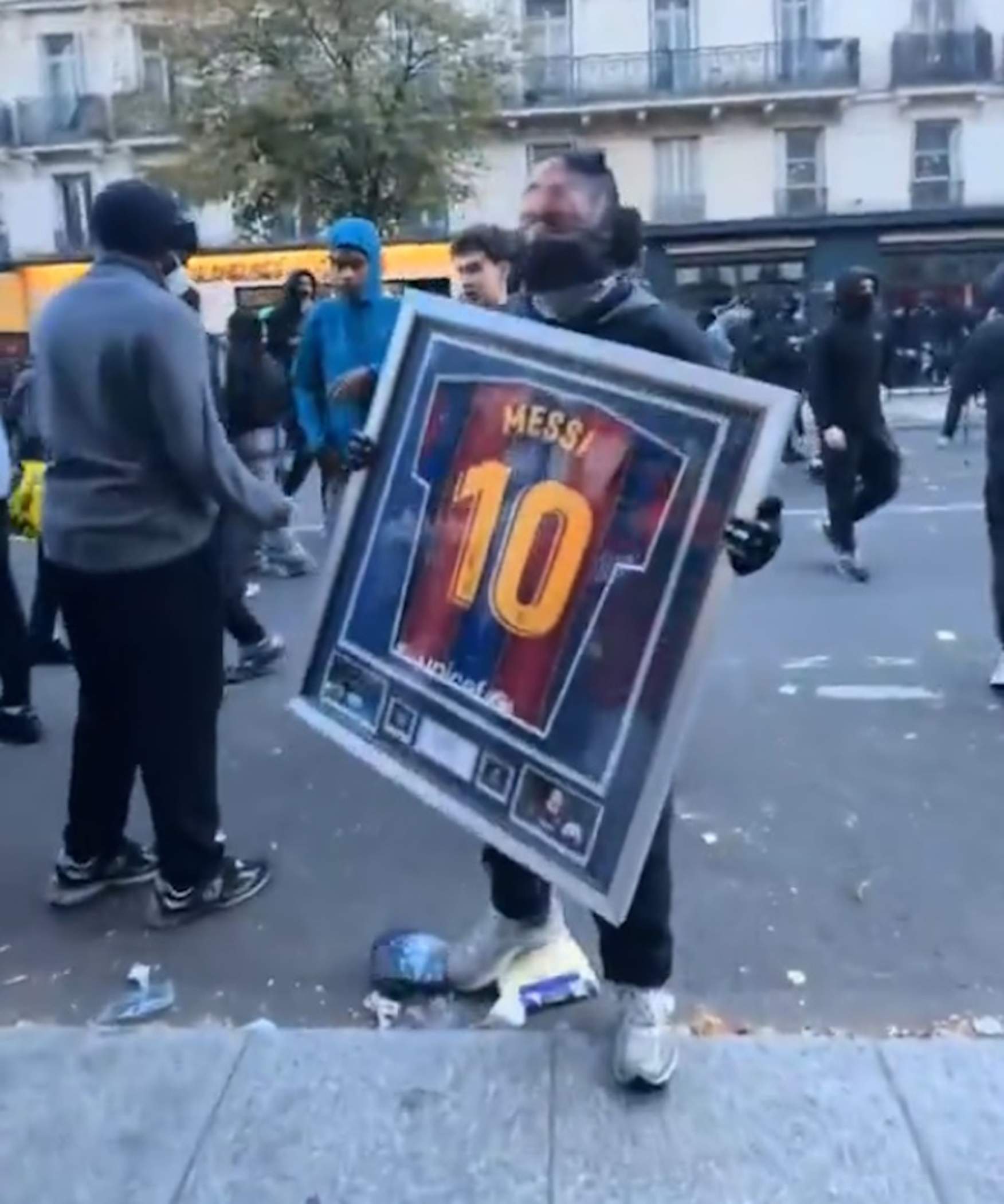 Messi, víctima inesperada dels saquejos a París: roben una samarreta i un braçal de capità signats