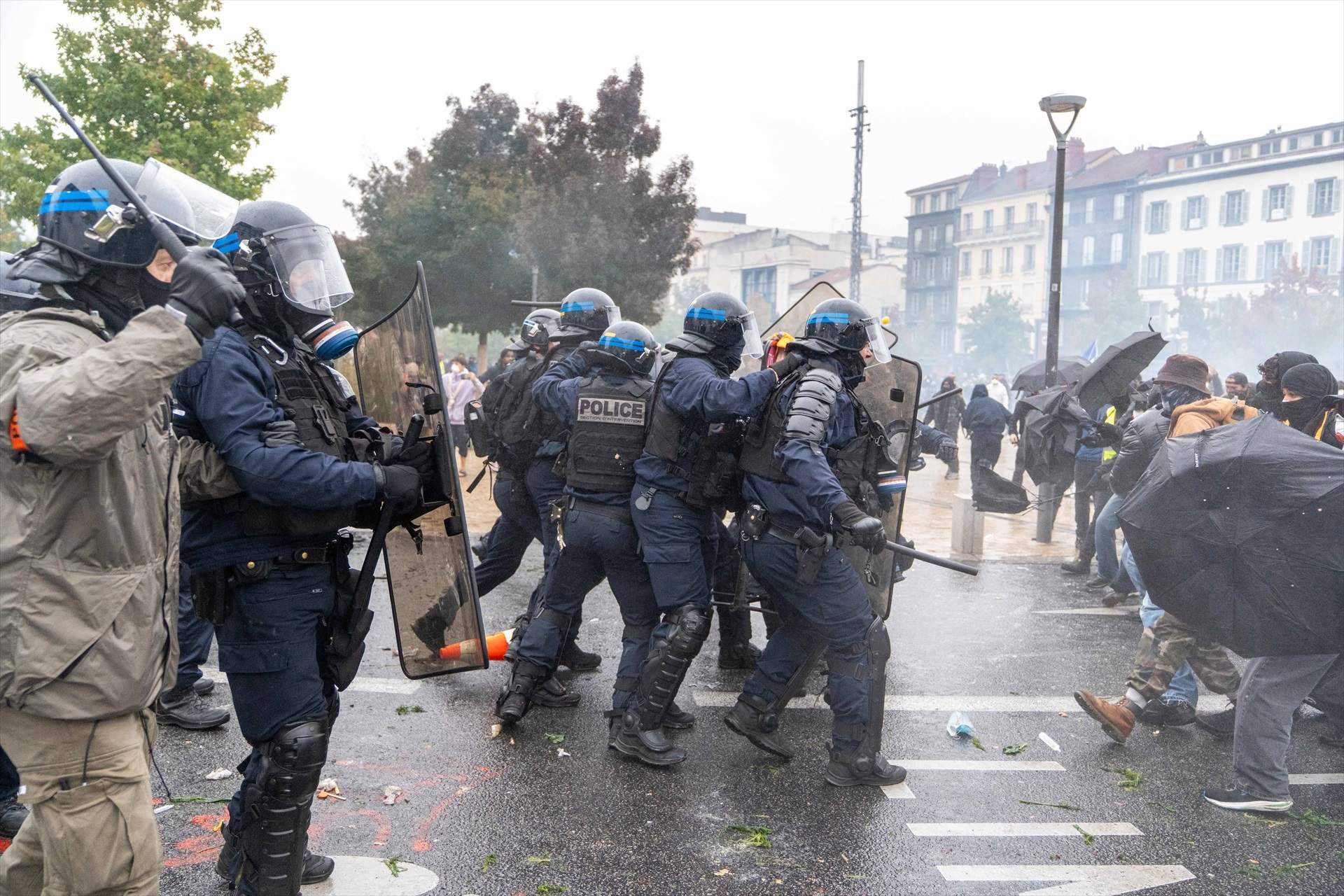 Es reprenen les tensions entre manifestants i la policia a França, l'endemà dels forts aldarulls