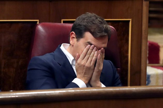 albert rivera manos cara escondido efe