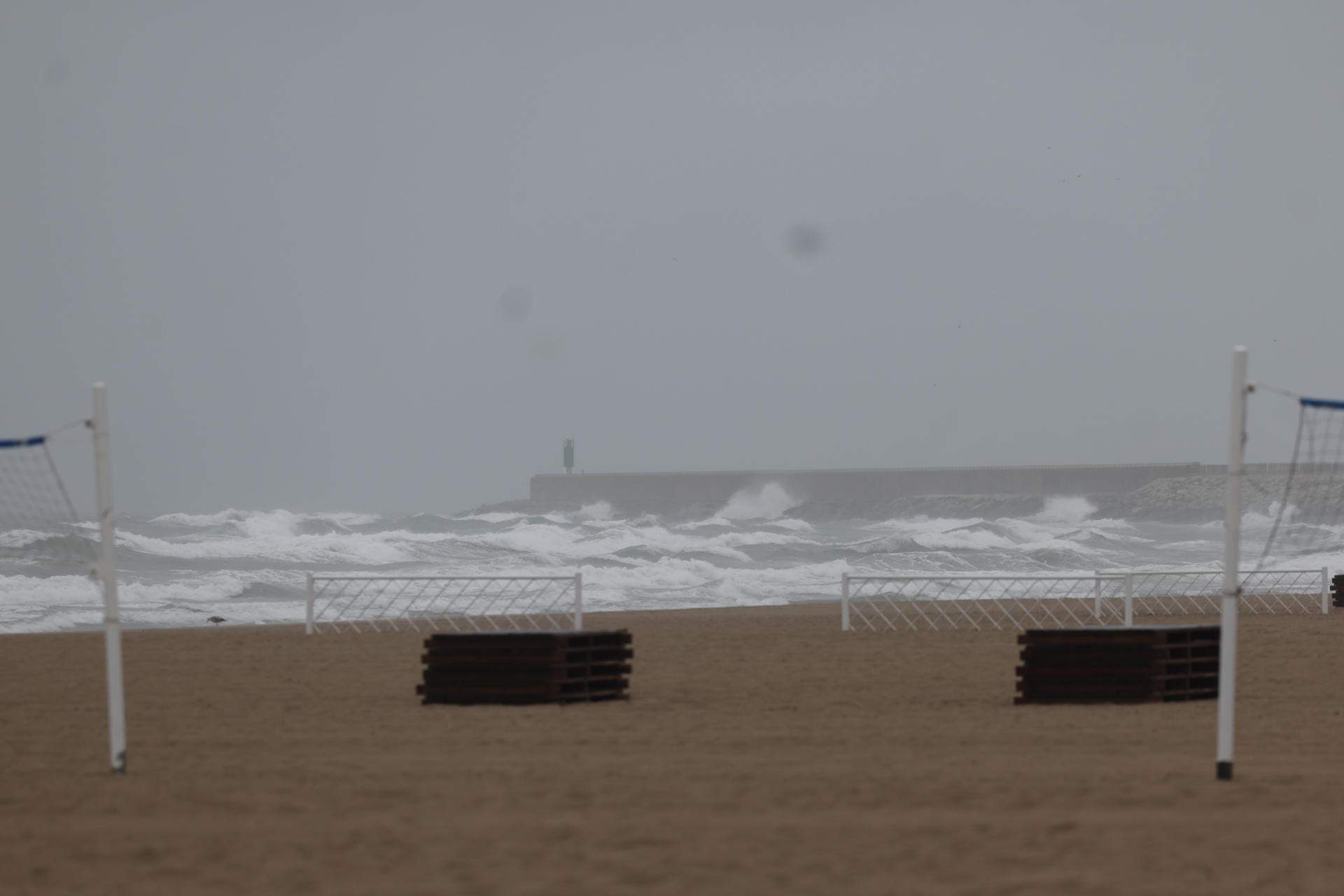 Mor una dona que es banyava al mar en ple temporal a Sagunt