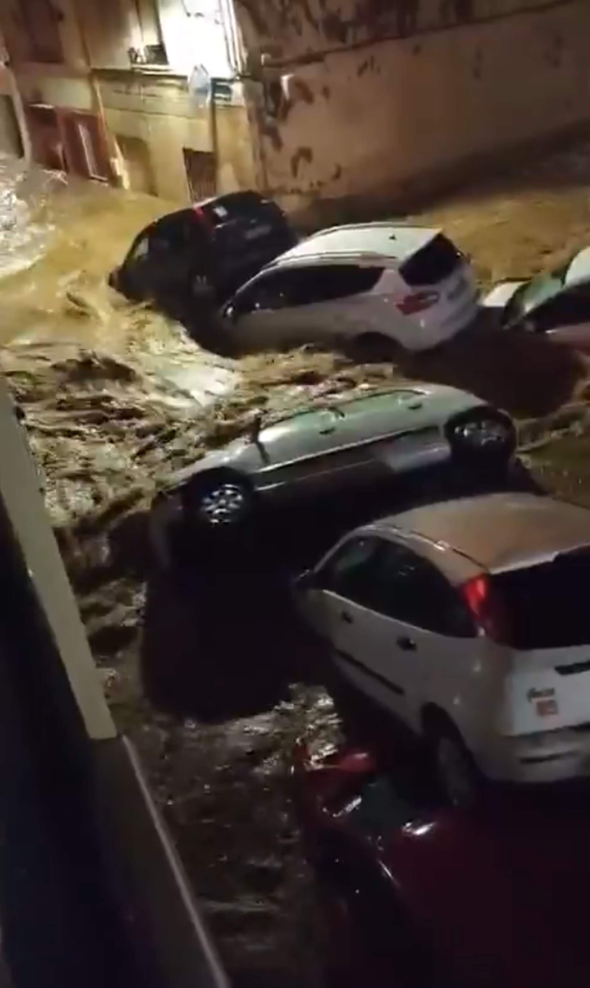 Lluvias de récord e inundaciones en el País Valencià, con vecinos en tejados esperando ser rescatados