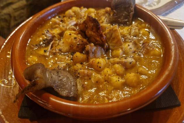 Guisat de porc i cigrons del restaurant Can Mascort. / Foto: Esmorzarsdeforquilla.cat Guisat de porc i cigrons del restaurant Can Mascort. / Foto: Esmorzarsdeforquilla.cat