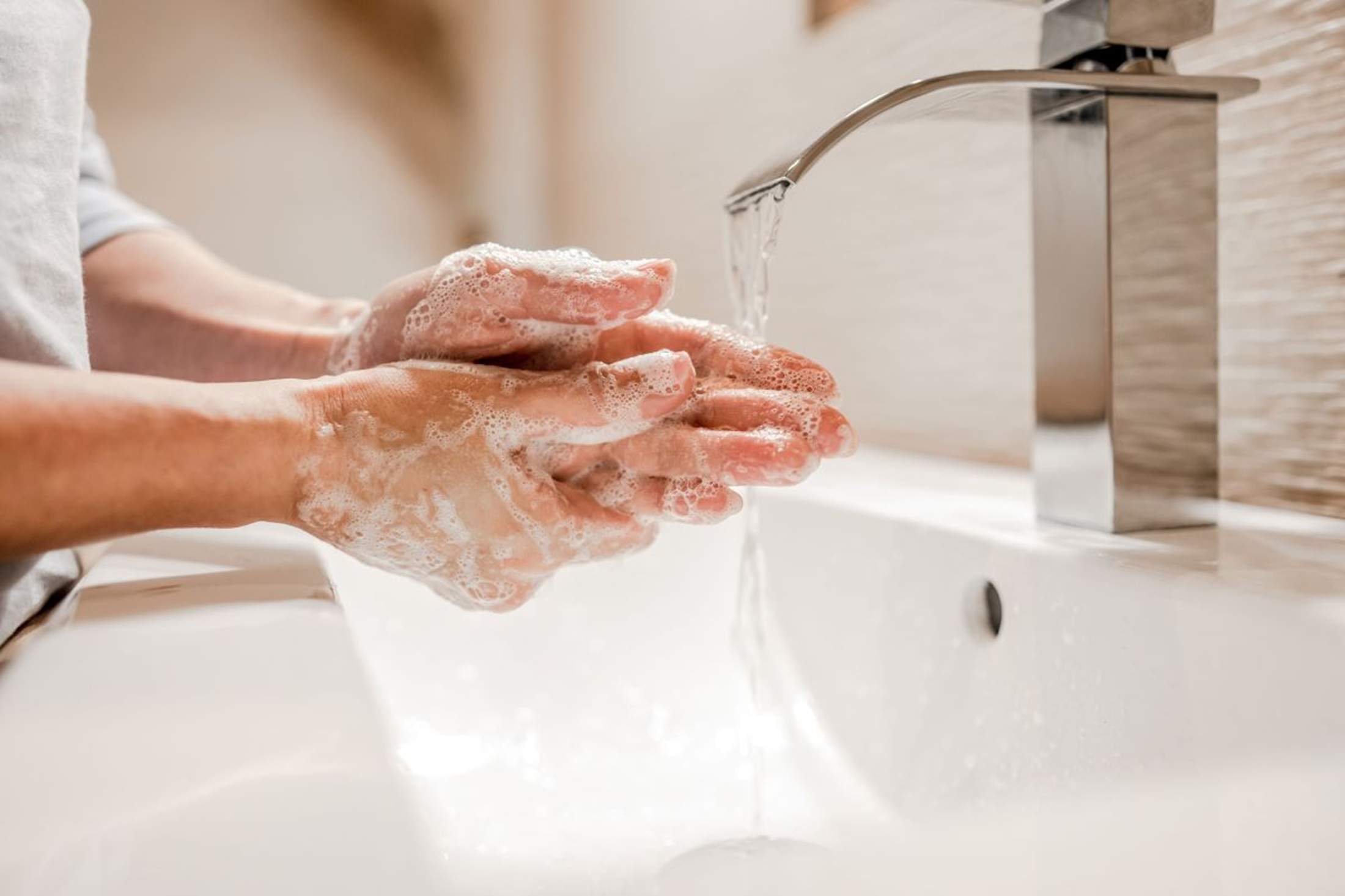Rentar-se les mans correctament redueix més del 40% de les infeccions víriques