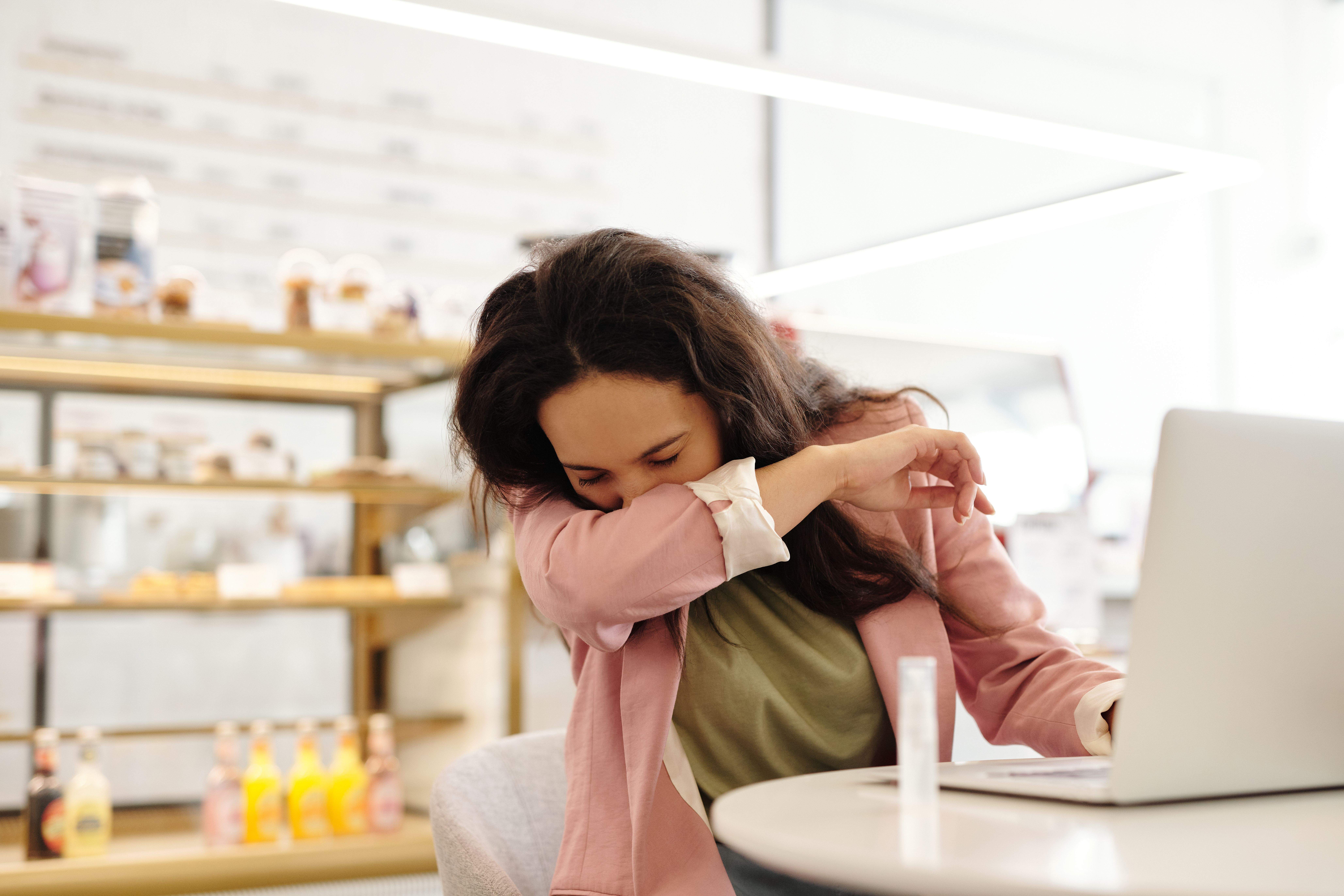 Imatge d'una dona esternudant / Foto: Pexels