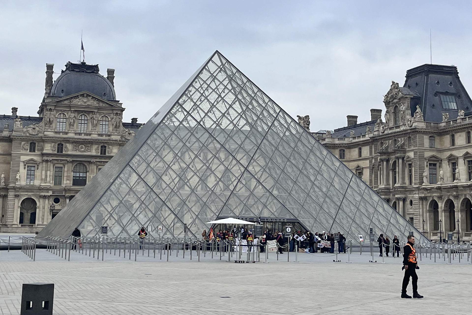 El bloqueig del Louvre i les crítiques dels alcaldes agreugen la crisi social a França