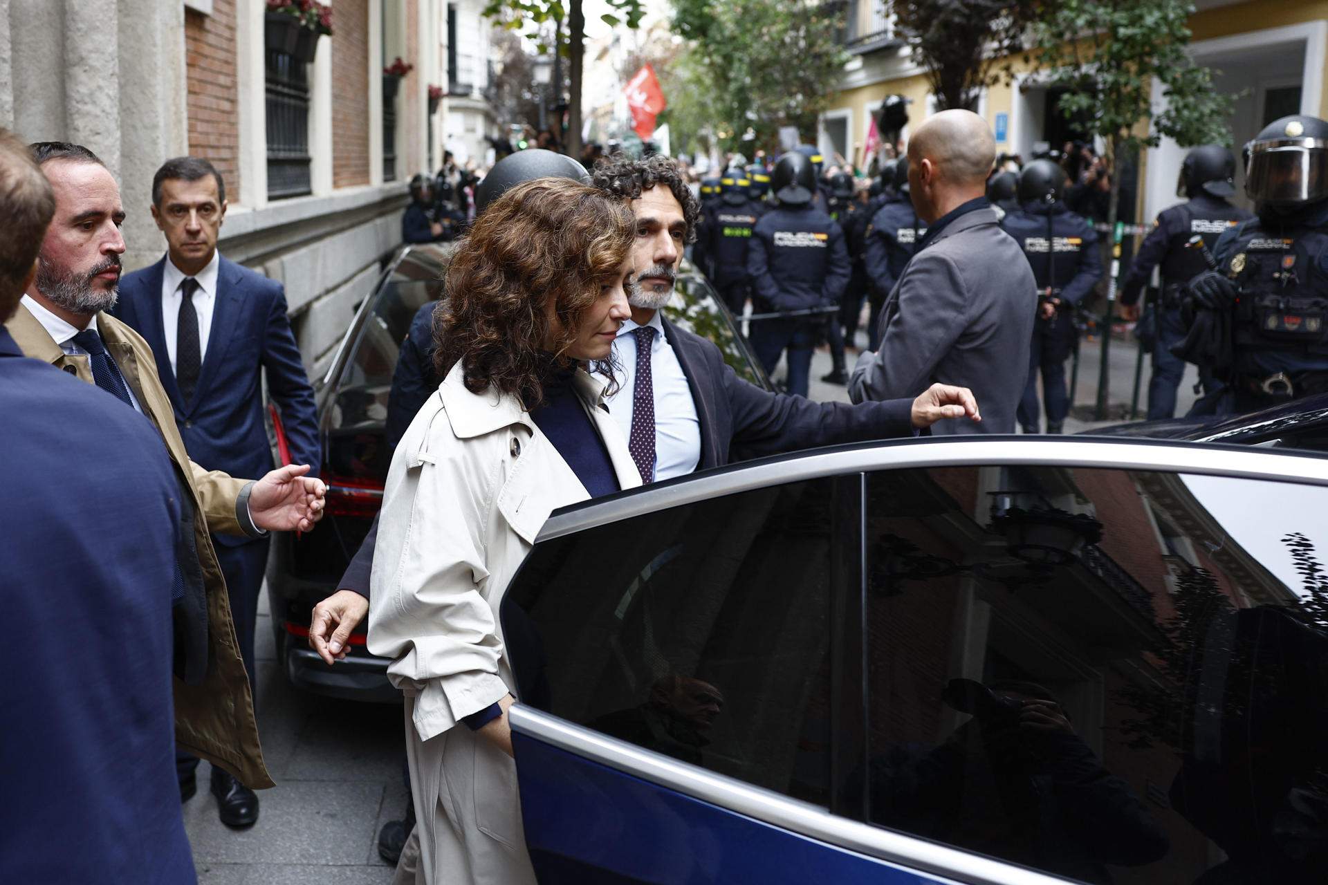 Ayuso, atrapada per la manifestació de docents en vaga: acusa Sánchez d'enviar-li 'escraches'