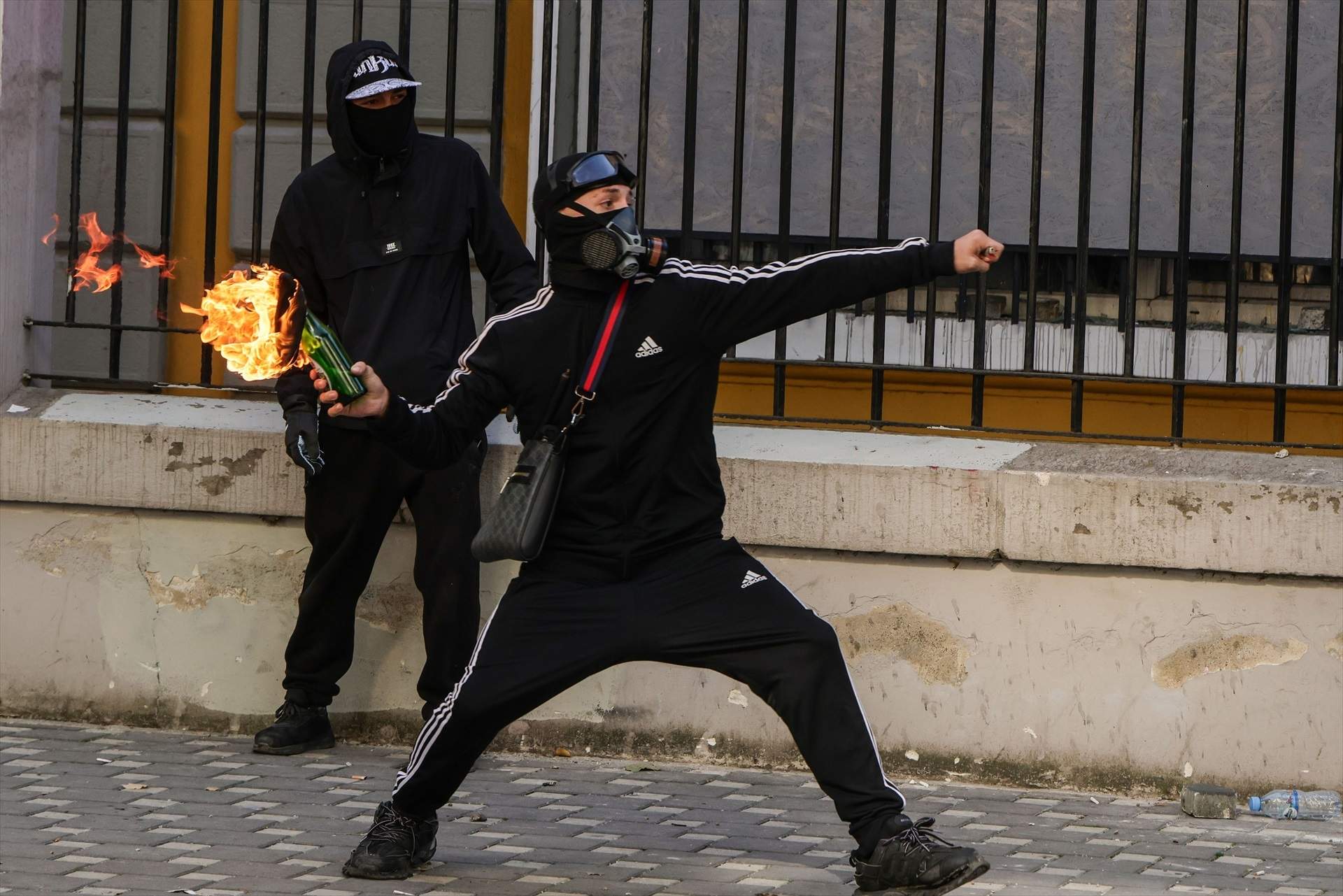 La violència en les protestes es consolida a Albània i el Tribunal d'Apel·lació acaba en flames