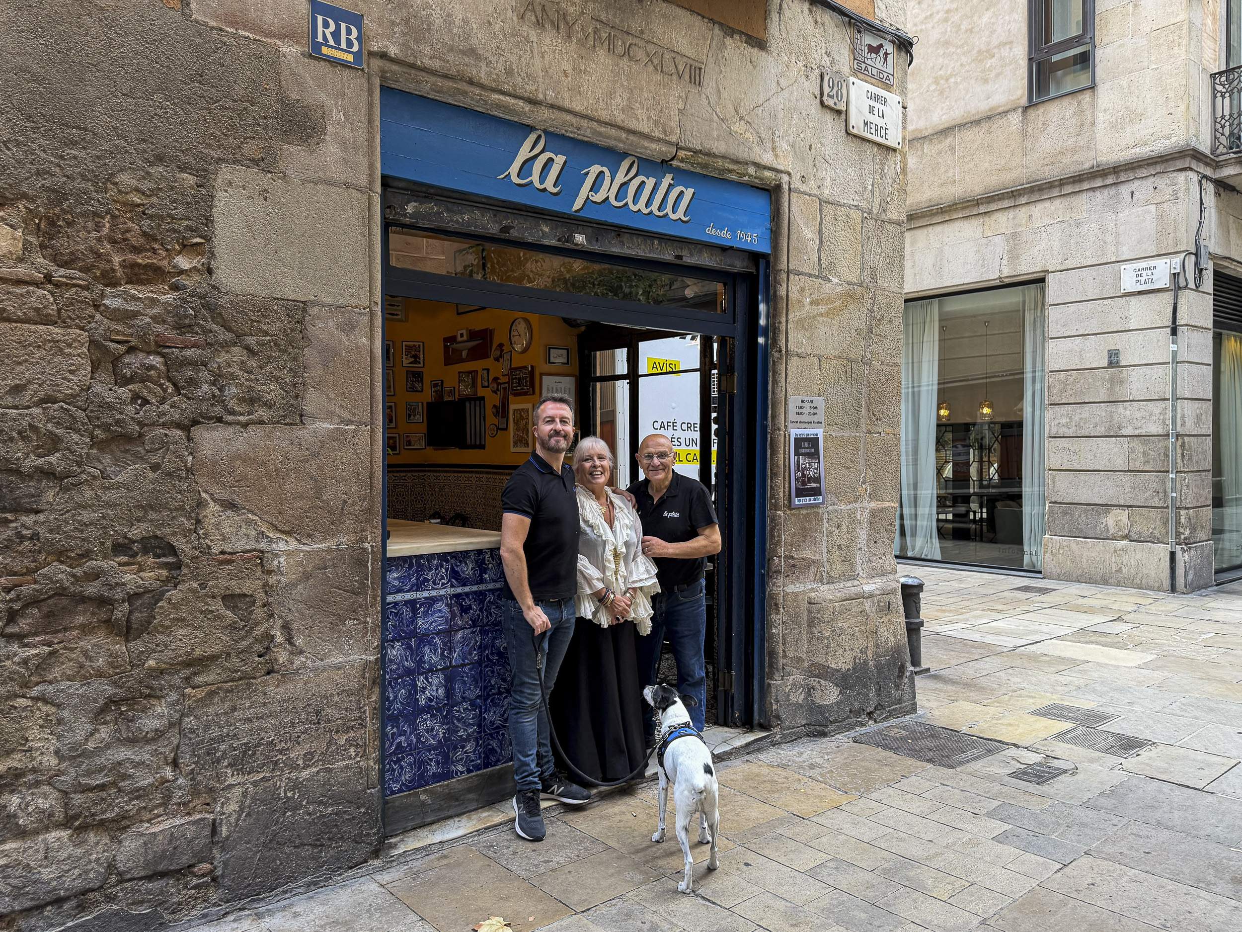 El bar de Barcelona que fríe 60 kilos de pescado al día y hace 80 años que no cambia ni una baldosa