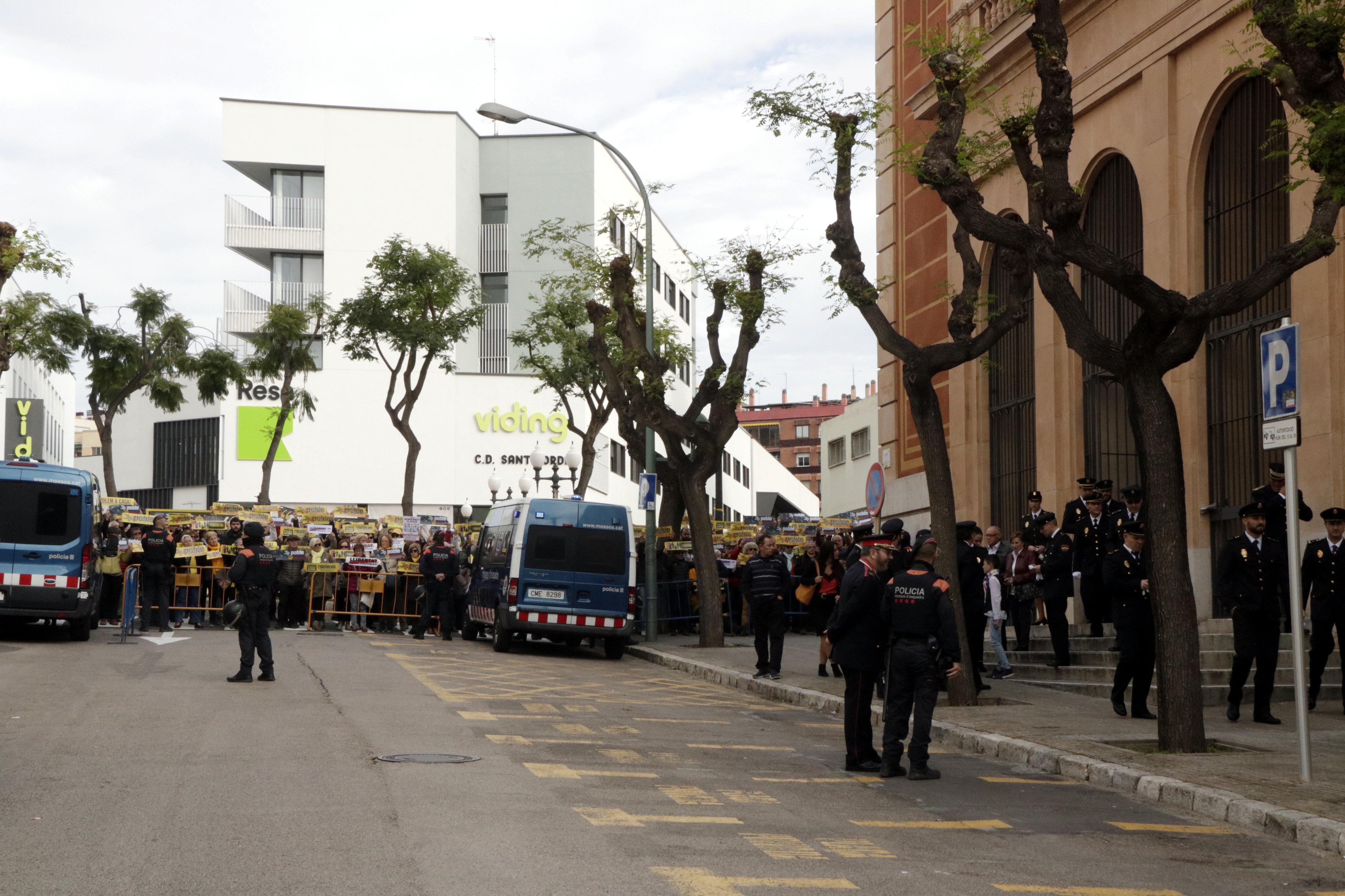 VÍDEO: Una missa de la policia obliga a moure l'acte diari pels presos a Tarragona