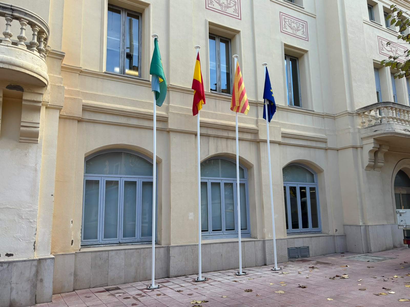 Sant Sadurní d'Anoia penja la bandera espanyola a la façana de l'Ajuntament per ordre judicial