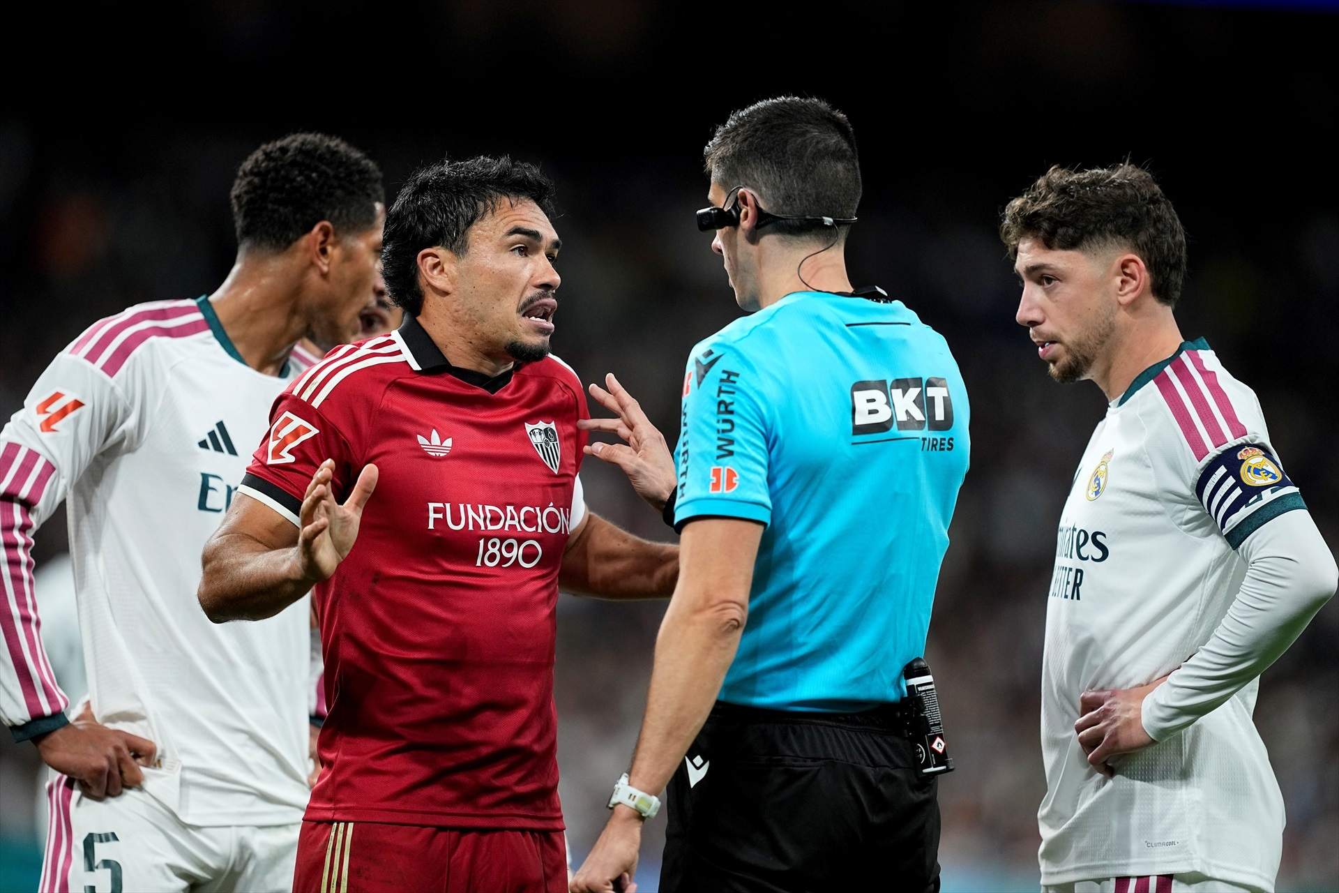 El Sevilla, indignat per l'arbitratge del Bernabéu, viatja a Madrid per escoltar els àudios del VAR