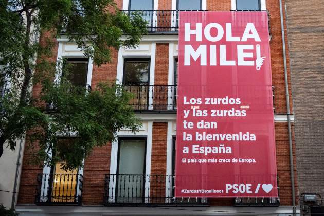 Pedro Sánchez recibe a Javier Milei con una pancarta irónica en la sede del PSOE en Ferraz Los zurdos te dan la bienvenida Pedro Sánchez recibe a Javier Milei con una pancarta irónica en la sede del PSOE en Ferraz Los zurdos te dan la bienvenida