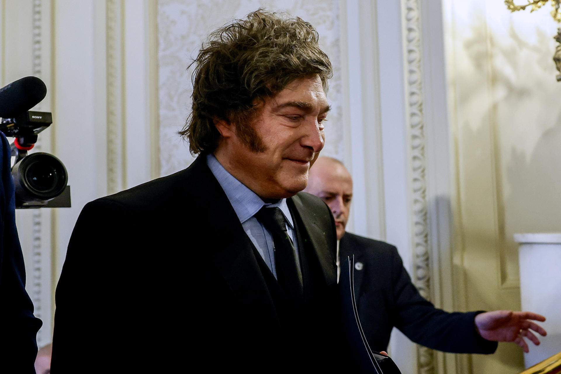 La pancarta irònica amb què el "zurdo" Sánchez rep Milei