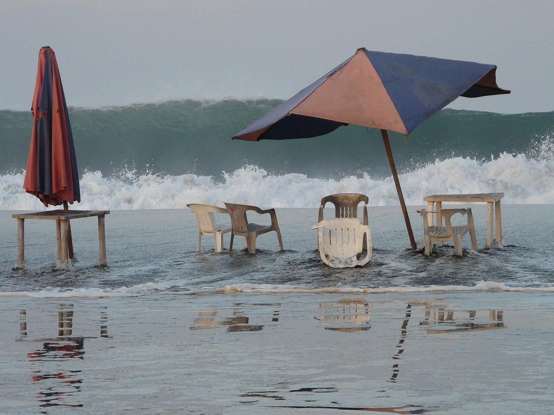 juneapril beach 774714 1920