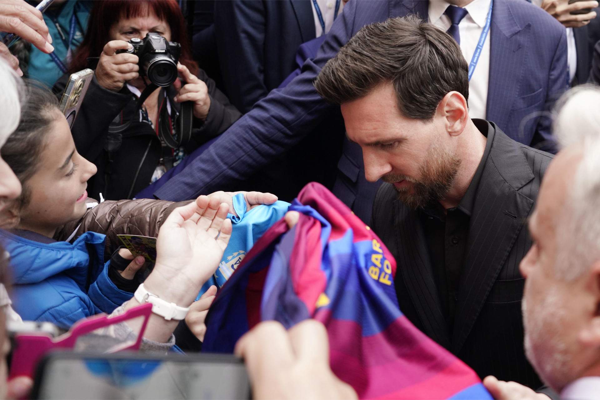 Primer bany de masses de Messi a Oviedo abans de rebre el Premi Princesa d'Astúries
