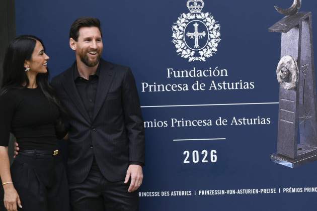 Messi i Antonela, en la seva arribada a Oviedo / Foto: EFE Messi i Antonela, en la seva arribada a Oviedo / Foto: EFE