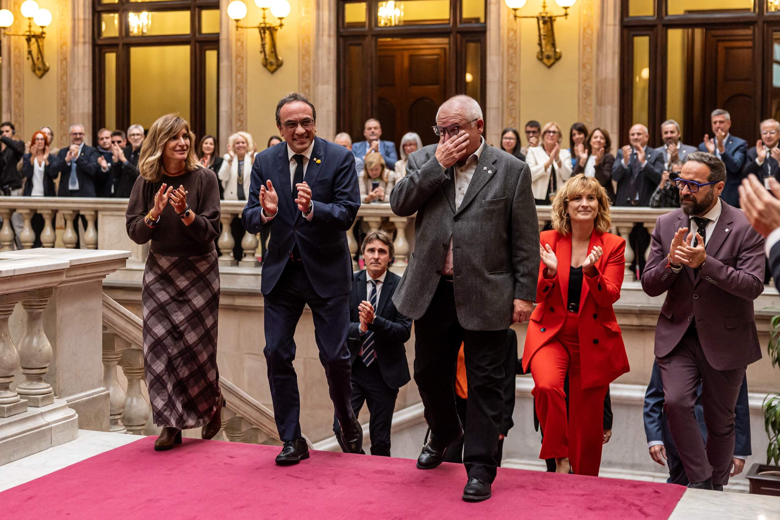 VÍDEOS | L'emotiva arribada de Lluís Puig al Parlament i el primer discurs