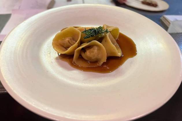Raviolis de remolatxa farcits de mató i festucs, amb vinagreta de llima i miso del restaurant Suru. / Foto: Rosa Molinero Trias Raviolis de remolatxa farcits de mató i festucs, amb vinagreta de llima i miso del restaurant Suru. / Foto: Rosa Molinero Trias