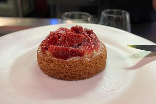 Tartaleta de figues amb sabayón de Palo cortado del restaurant Suru. / Foto: Rosa Molinero Trias (Grande) Tartaleta de figues amb sabayón de Palo cortado del restaurant Suru. / Foto: Rosa Molinero Trias (Grande)