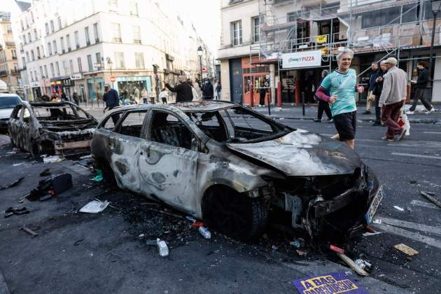 Conseqüències dels enfrontaments durant les protestes contra l'alt cost de la vida a França / EFE Conseqüències dels enfrontaments durant les protestes contra l'alt cost de la vida a França / EFE