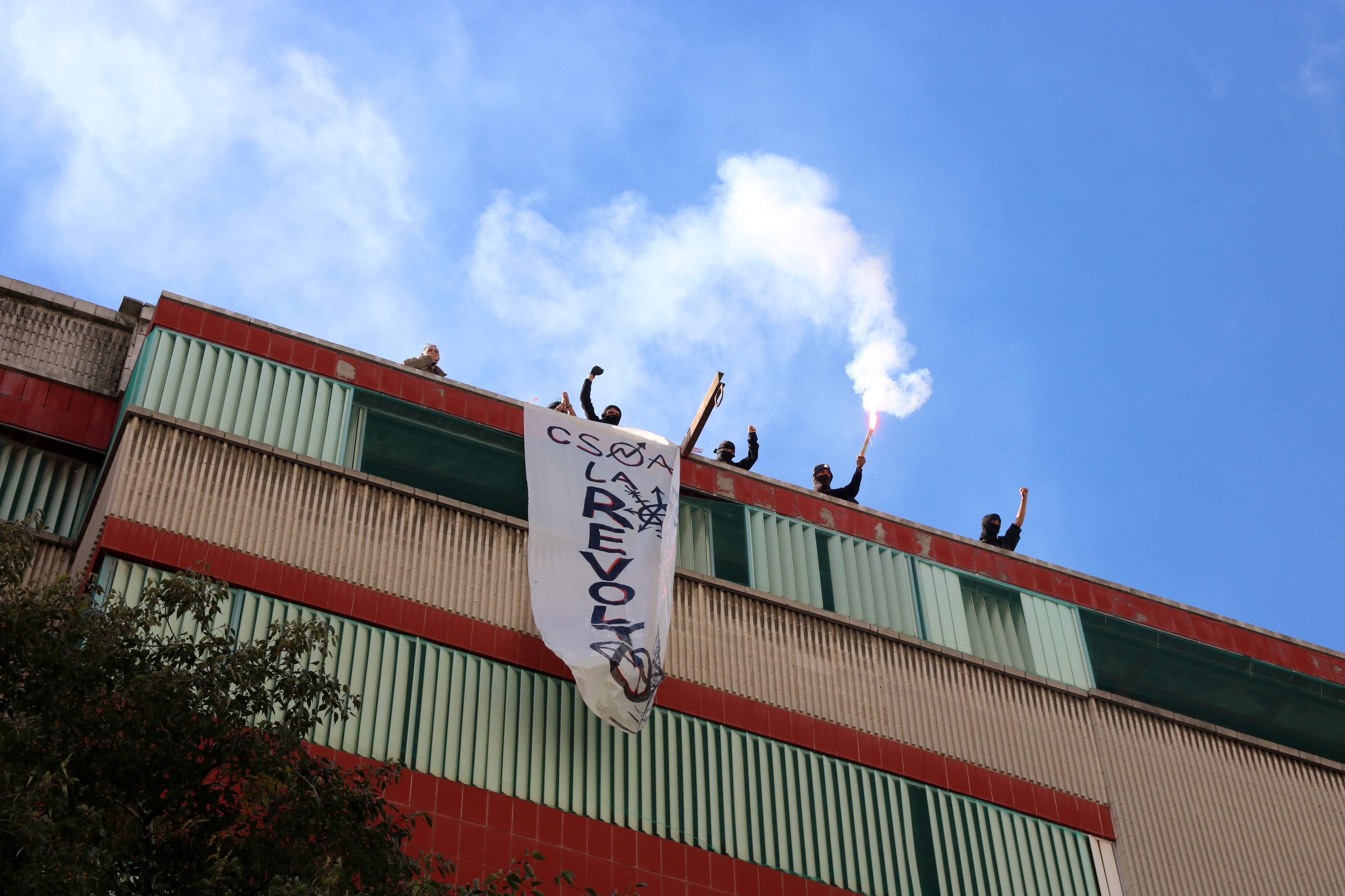 Els acampats de plaça Catalunya entren en un edifici "abandonat" perquè hi visquin persones sense llar