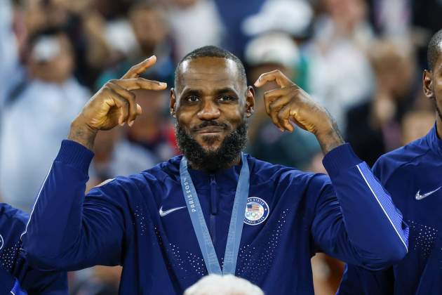EuropaPress 6153980 gold medalists stephen curry and lebron james of united states celebrates