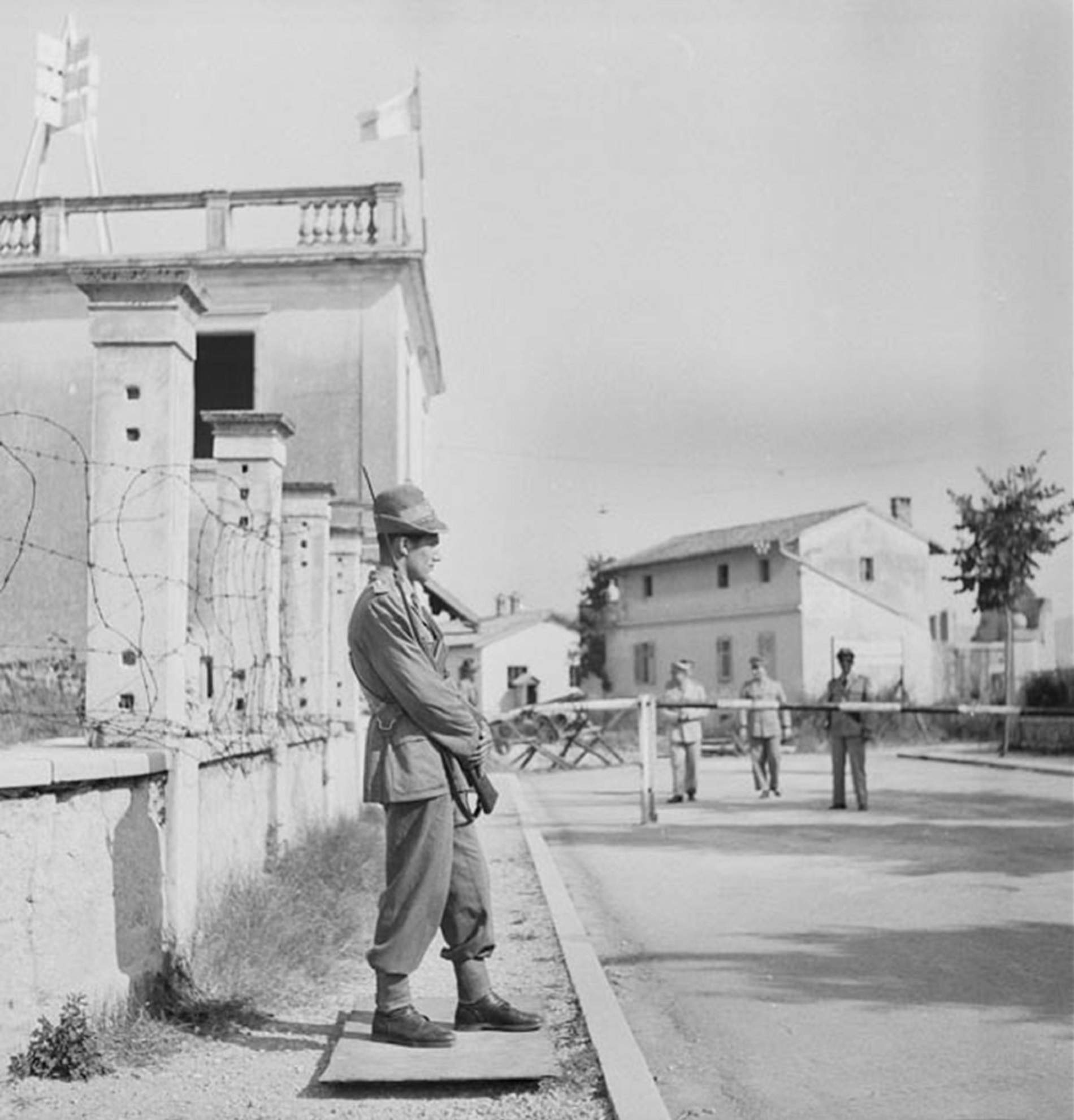 La nova frontera divideix una propietat. El pati per a Itàlia i la casa per a Iugoslàvia (1947). Font Patrimoni Cultural Regió Friul Venècia Júlia La nova frontera divideix una propietat. El pati per a Itàlia i la casa per a Iugoslàvia (1947). Font Patrimoni Cultural Regió Friul Venècia Júlia