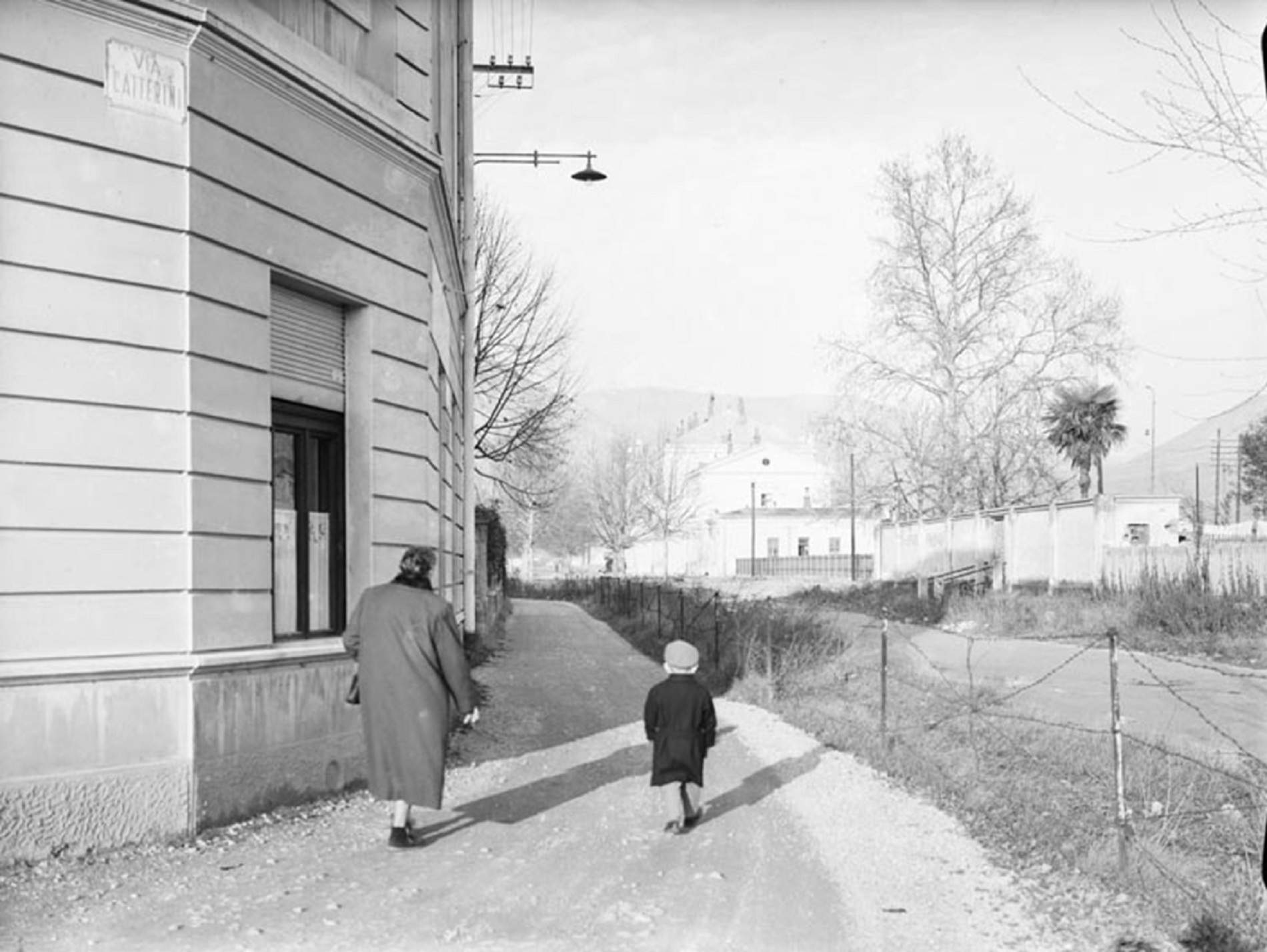 El filat provisional, anterior al mur de formigó, que dividia el barri de San Pietro (1947). Font Patrimoni Cultural Regió Friul Venècia Júlia El filat provisional, anterior al mur de formigó, que dividia el barri de San Pietro (1947). Font Patrimoni Cultural Regió Friul Venècia Júlia
