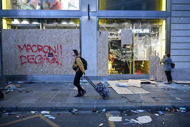 EuropaPress 7852815 18 october 2026 france paris pedestrian walks past damaged shop as another EuropaPress 7852815 18 october 2026 france paris pedestrian walks past damaged shop as another
