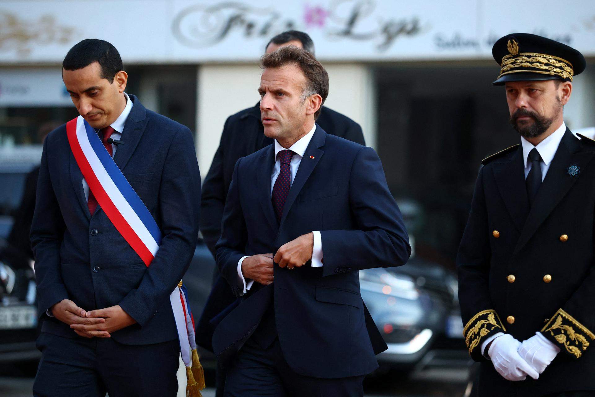 Macron califica el tiroteo en las afueras de París como un "atentado terrorista racista"