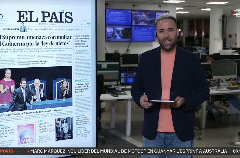 Jaume Borja llegeix els titulars dels diaris a la redacció buida, TV3 Jaume Borja llegeix els titulars dels diaris a la redacció buida, TV3