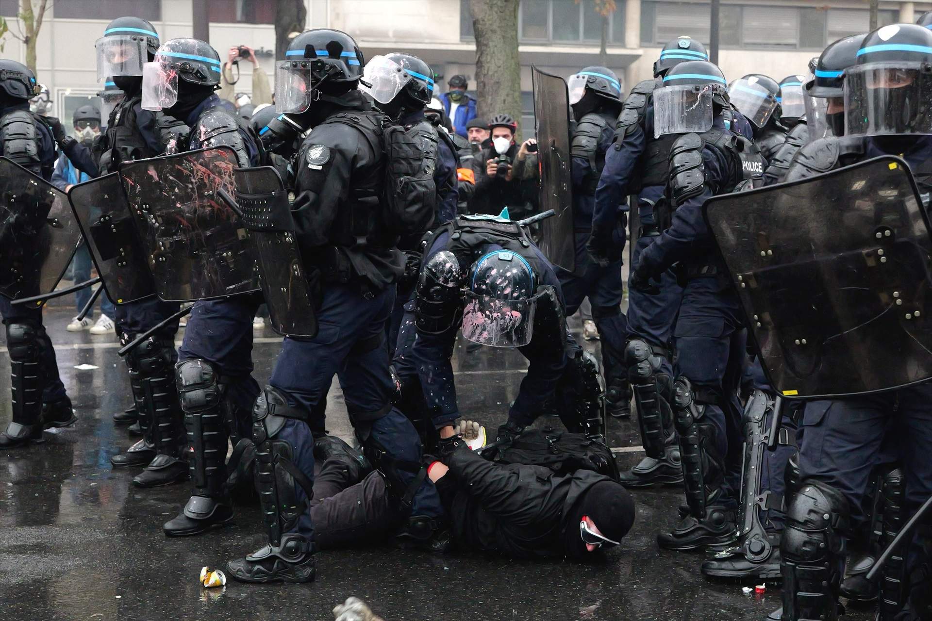 Francia estalla en una nueva jornada de protestas con mil detenidos y disturbios en todo el país