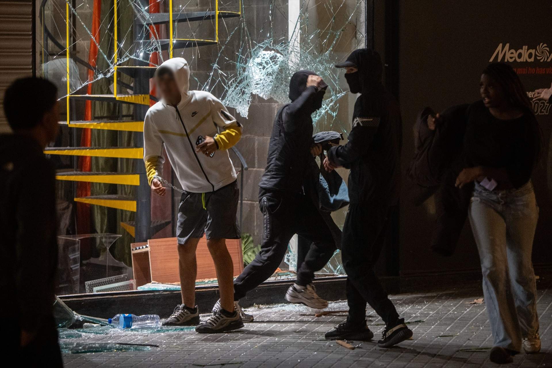 Els vídeos i les imatges més impactants dels aldarulls a Barcelona: saquejos massius, flames i destrucció