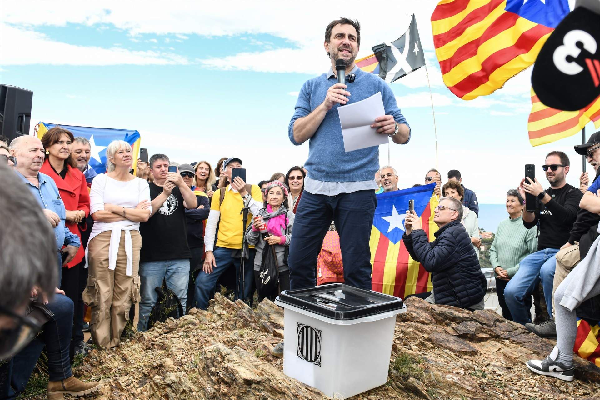 Comín escenifica una simbòlica tornada a Catalunya creuant a peu la frontera dels exiliats: "Hem guanyat"