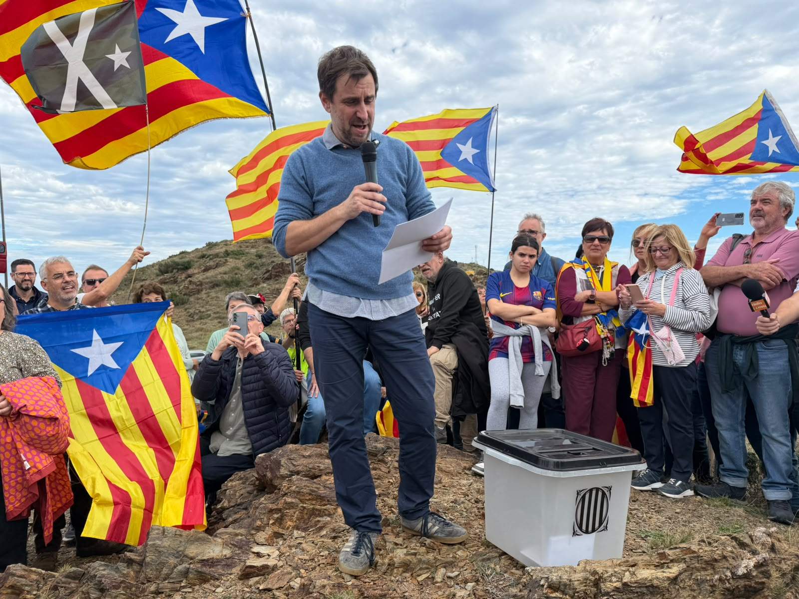 Comín escenifica una simbòlica tornada a Catalunya creuant a peu la frontera dels exiliats: "Hem guanyat"
