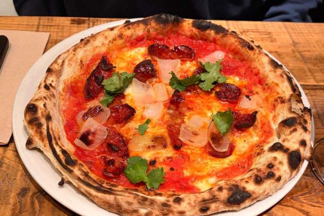 Pizza Pepperoni del restaurant Can Pizza. / Foto: Emma Porta