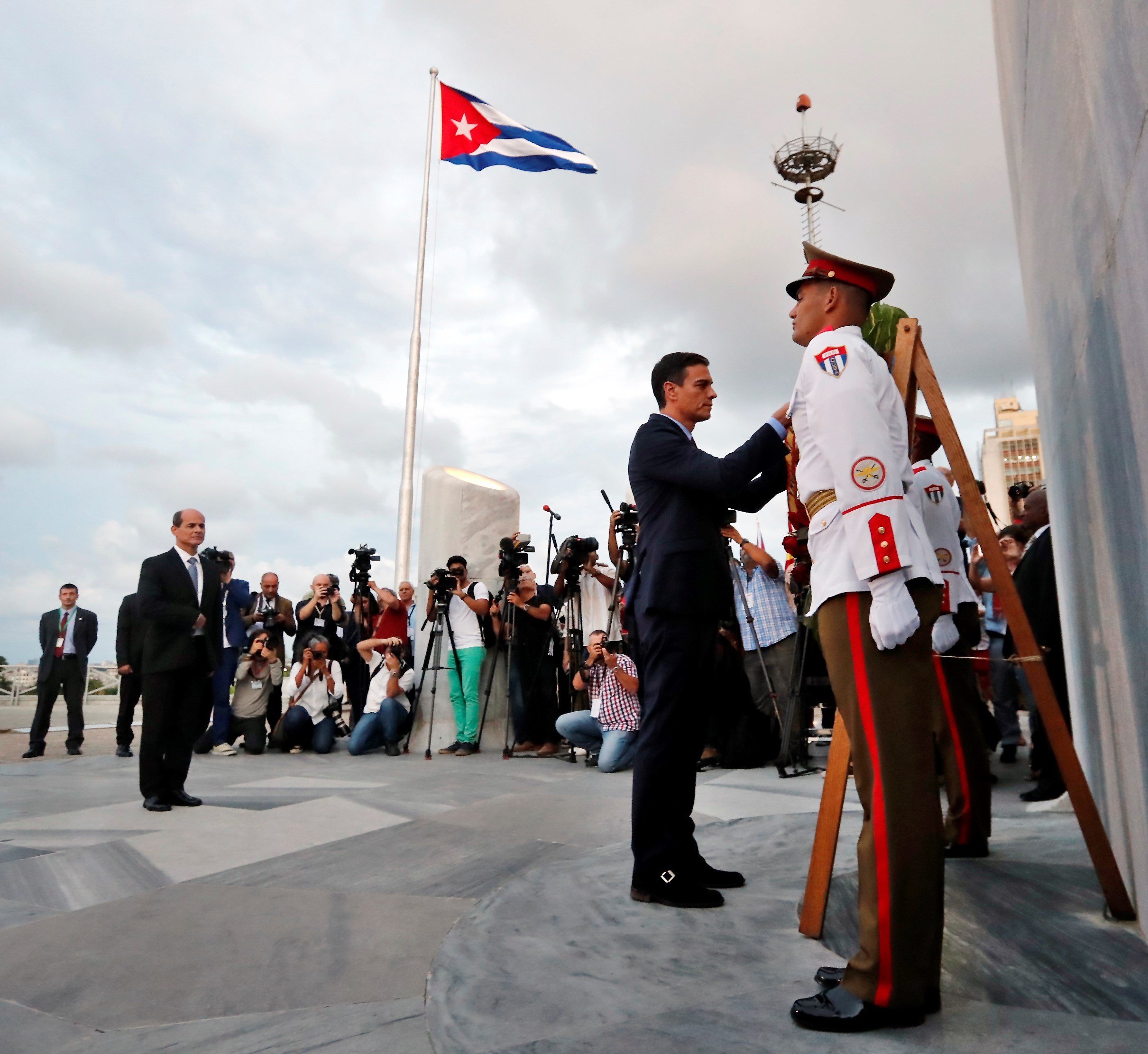 Guerra de declaraciones: asedio a Sánchez para que tilde a Cuba de dictadura