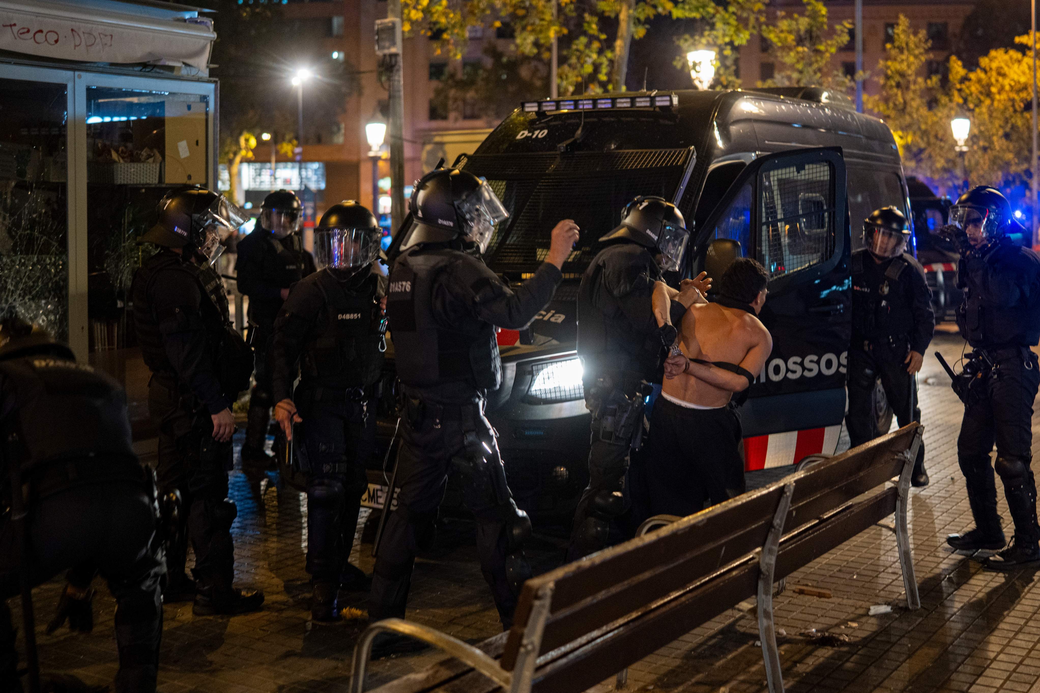 Persona detinguda pels Mossos d'Esquadra / Lorena Sopena Persona detinguda pels Mossos d'Esquadra / Lorena Sopena