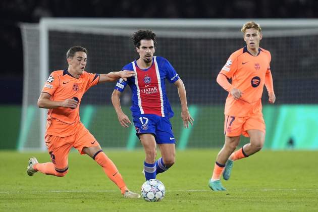 Gavi, defensant Vitinha davant el PSG / Foto: Europa Press Gavi, defensant Vitinha davant el PSG / Foto: Europa Press