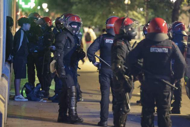 Altercados en Bilbao, en el País Vasco, tras una concentración en rechazo al agitador de extrema derecha Vito Quiles, que había convocado y posteriormente suspendido un acto en Universidad Deusto EFE (5) Altercados en Bilbao, en el País Vasco, tras una concentración en rechazo al agitador de extrema derecha Vito Quiles, que había convocado y posteriormente suspendido un acto en Universidad Deusto EFE (5)