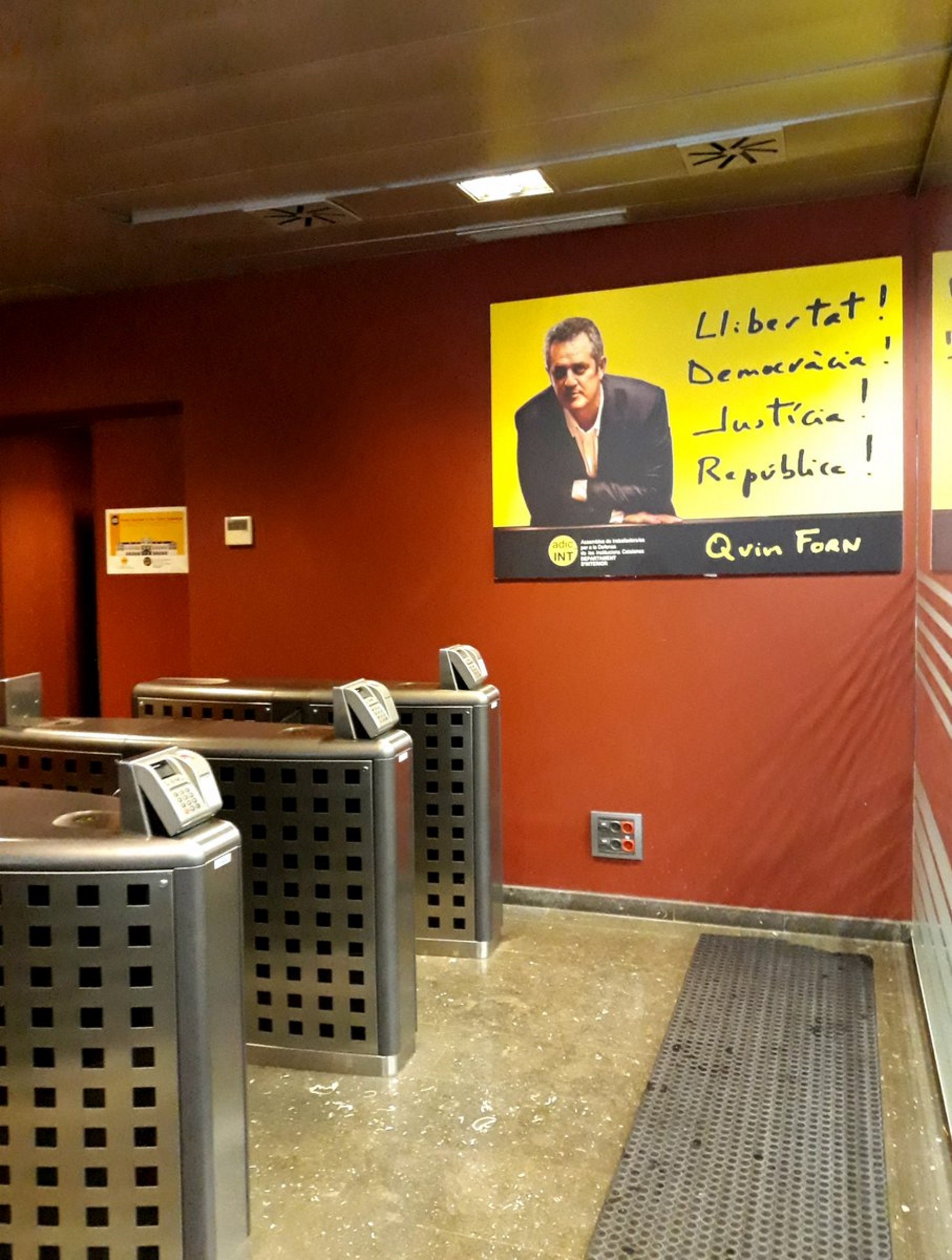 Joaquim Forn, a l'entrada de la conselleria d'Interior