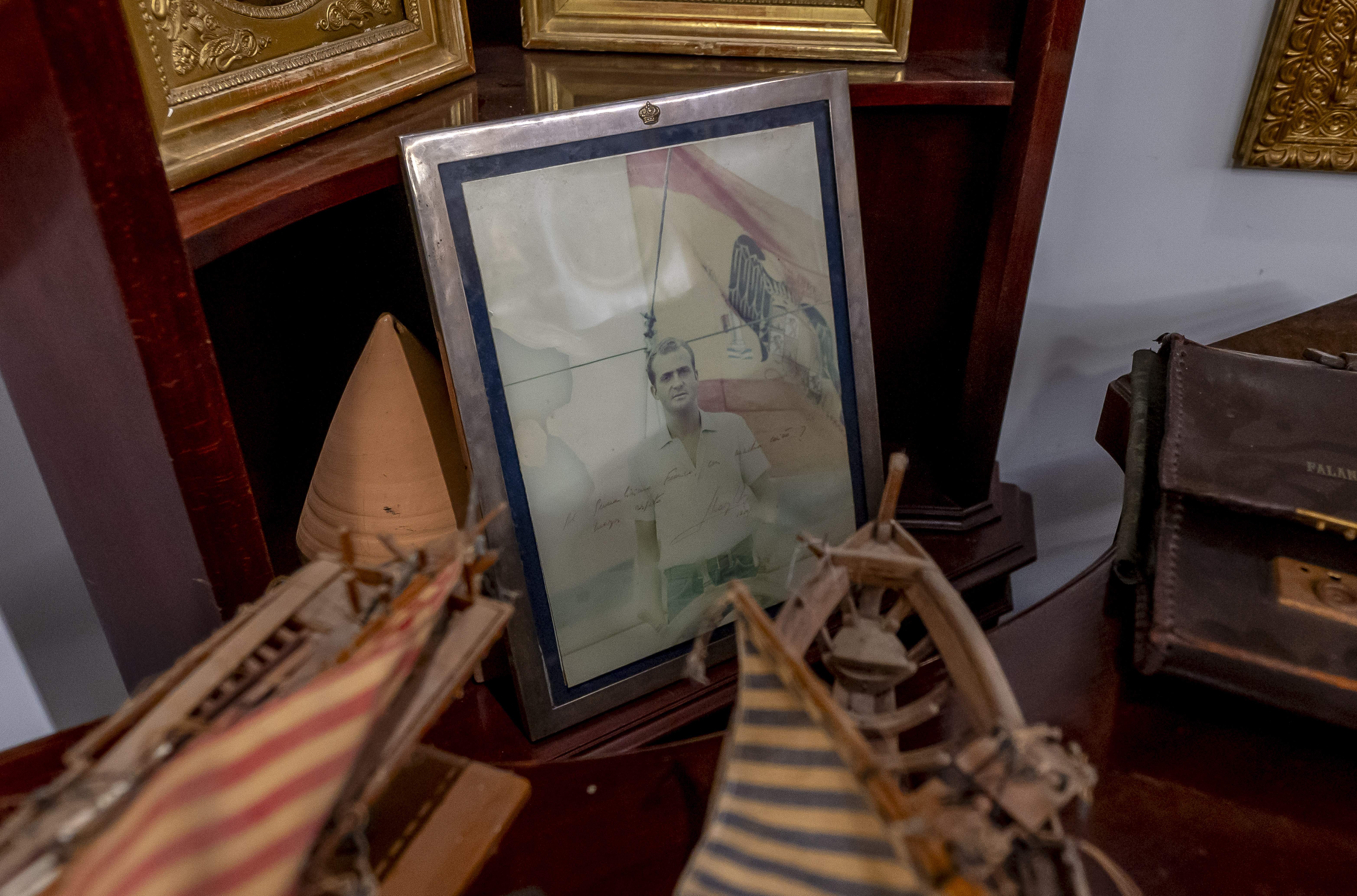 Una foto de Joan Carles I dedicada, retrats de Franco o artesania: què se subhasta avui del Pazo de Meirás?