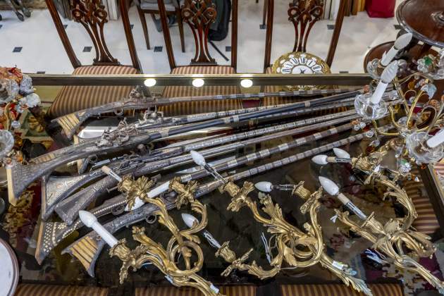 Este martes 27 de octubre salen a subasta 689 objetos procedentes del Pazo de Meirás, el caserío gallego usado como residencia de verano por Francisco Franco. Artesania, cuadros, foto de Juan Carlos I EUPRESS (1