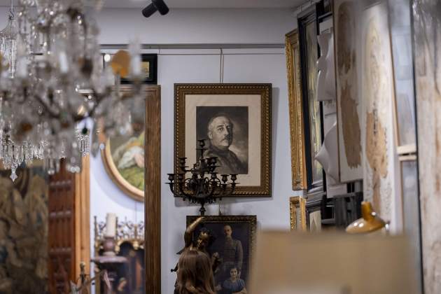 Este martes 27 de octubre salen a subasta 689 objetos procedentes del Pazo de Meirás, el caserío gallego usado como residencia de verano por Francisco Franco. Artesania, cuadros, foto de Juan Carlos I EUPRESS (1 (5)