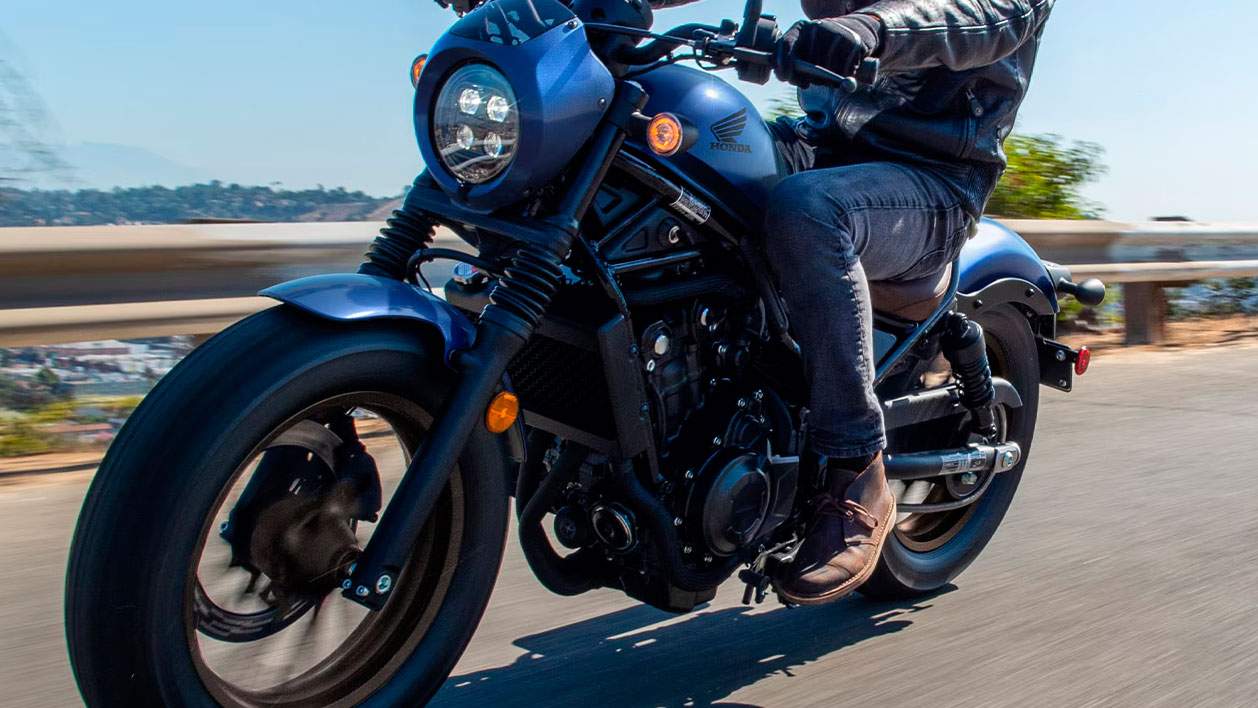 La Kawasaki Eliminator 500 posa en escac l'Honda Rebel 500 amb un disseny millorat i un estil molt atrevit