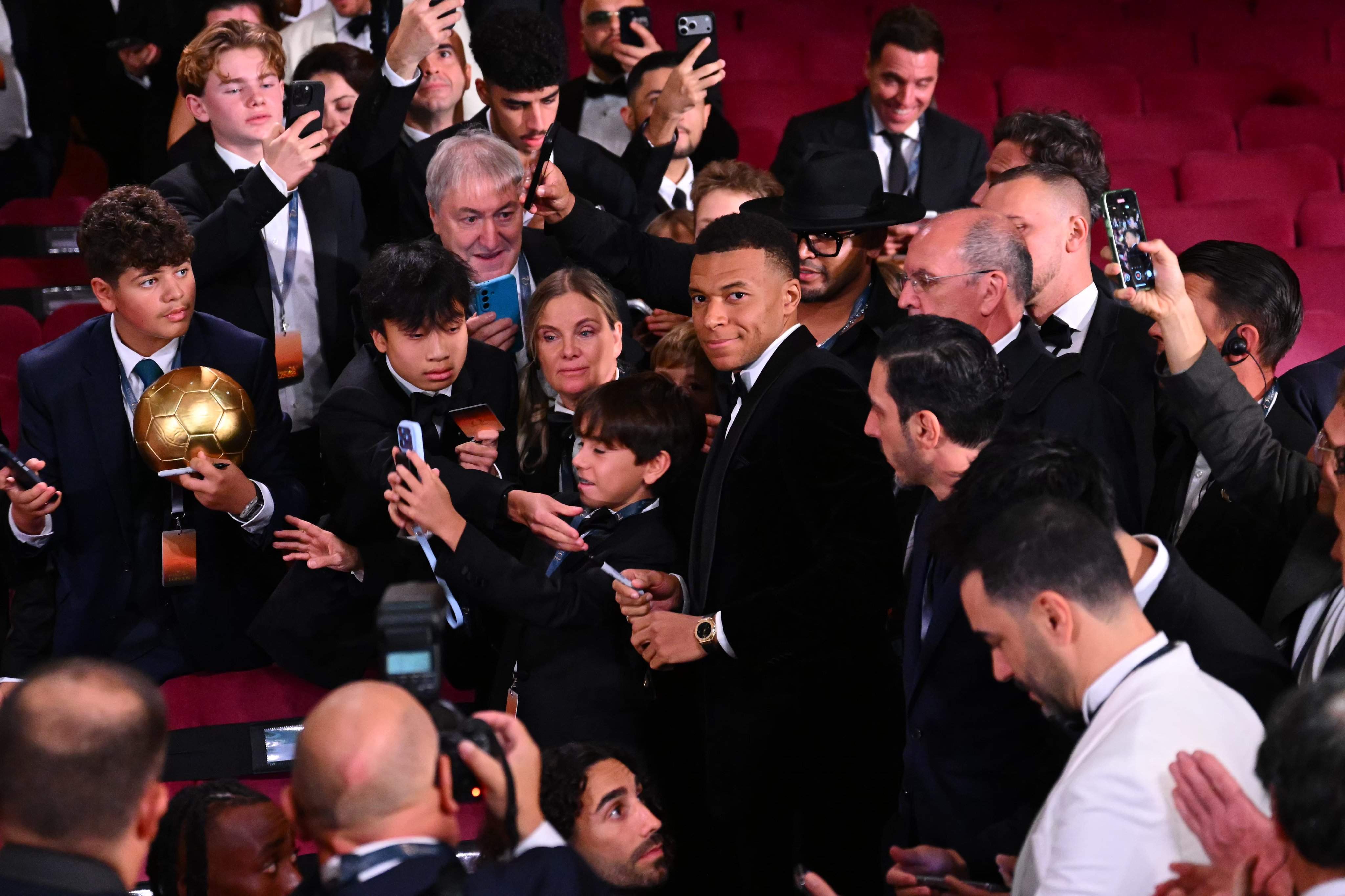 Indignació entre els aficionats del Barça per la posició de Mbappé a la Pilota d'Or