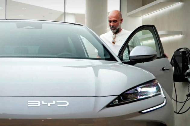 Pep Guardiola recibe un BYD SEALION 7 Pep Guardiola recibe un BYD SEALION 7