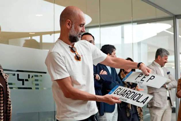 Pep Guardiola recibe un BYD SEALION 7 1 Pep Guardiola recibe un BYD SEALION 7 1